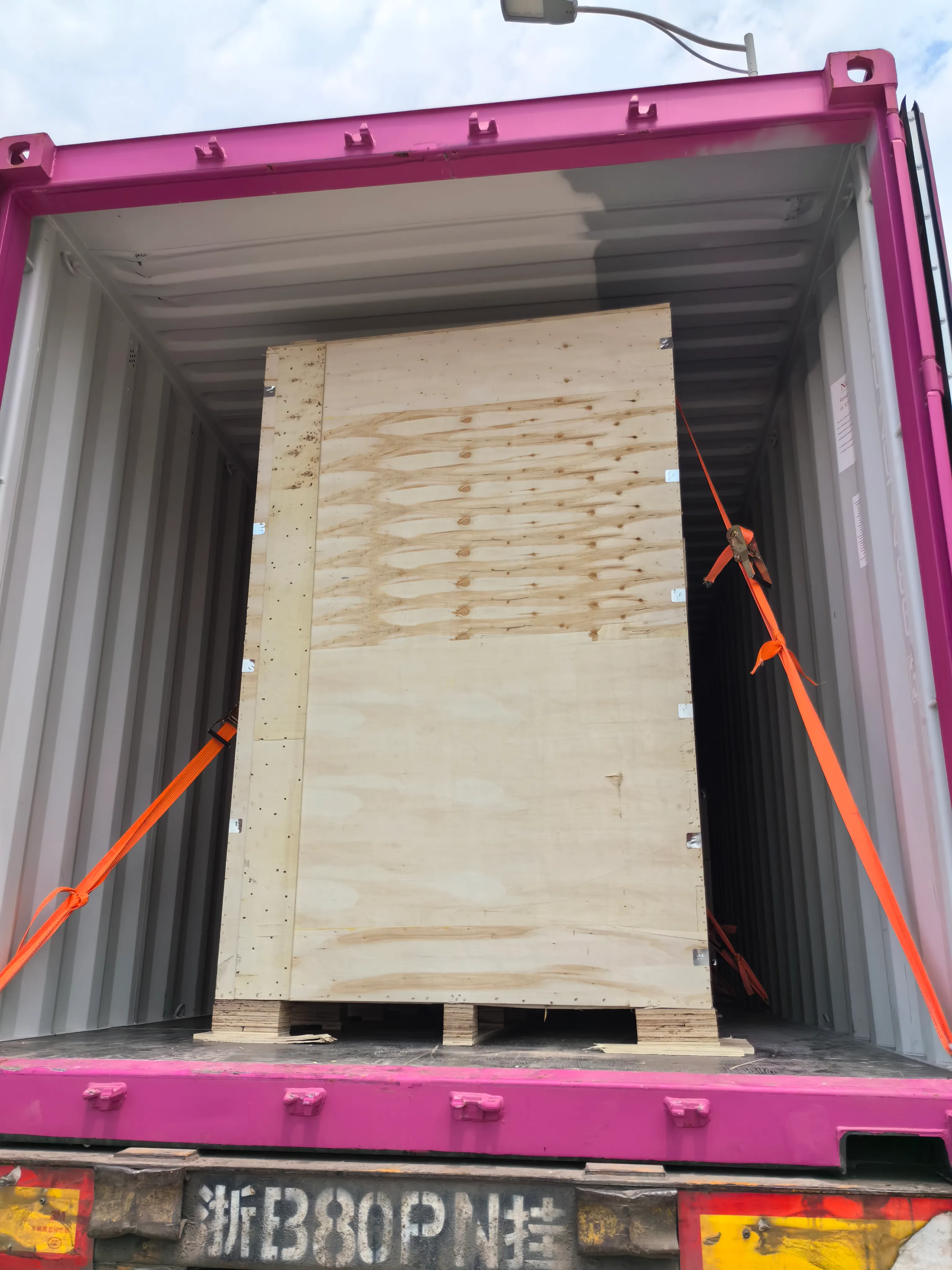 Deboge injection molding machine wrapped in moisture-barrier packaging and reinforced crate for sea freight